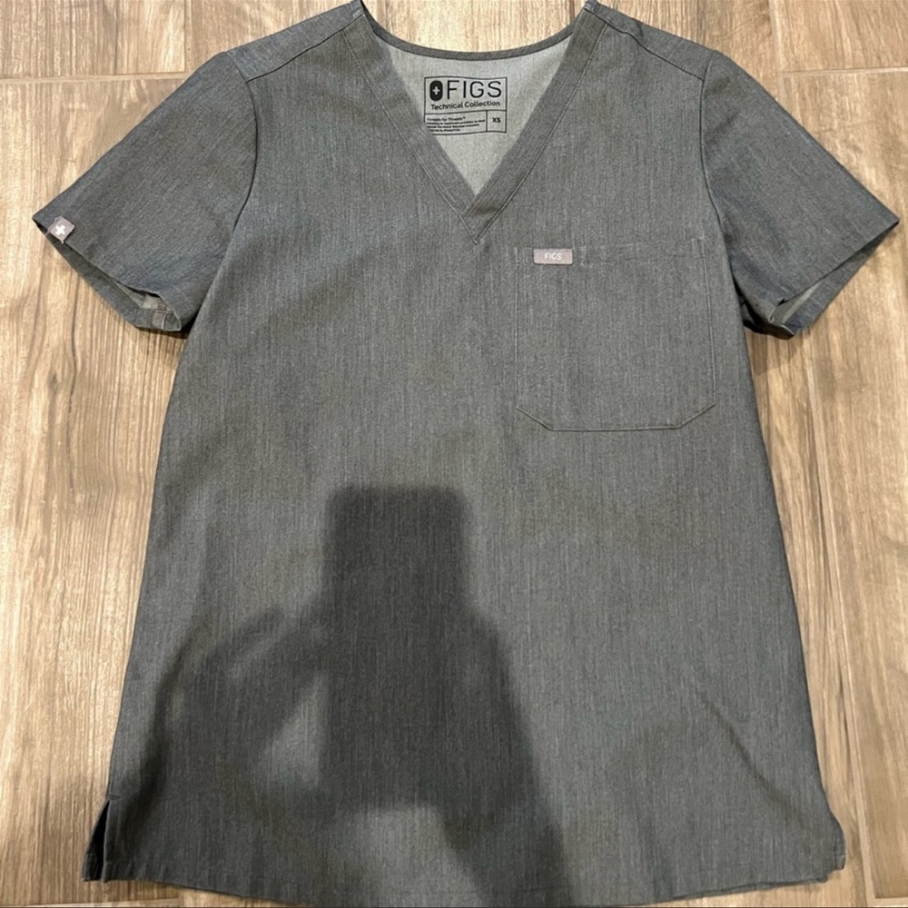 Women Figs scrub top size XS